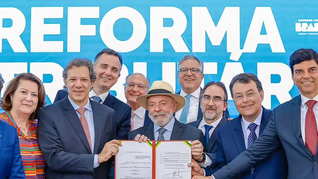 O presidente Luiz Inácio Lula da Silva durante a cerimônia de sanção do Projeto de Lei Complementar nº 68/2024, que regulamenta a Reforma Tributária, realizada no Palácio do Planalto. O presidente Luiz Inácio Lula da Silva durante a cerimônia de sanção do Projeto de Lei Complementar nº 68/2024, que regulamenta a Reforma Tributária, realizada no Palácio do Planalto.